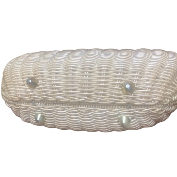 Elegant White Woven Handbag
Cottagecore coquette coastal grandmacore - Picture 3 of 5